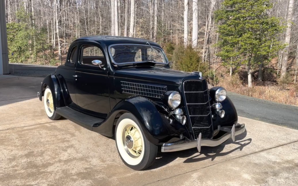 1935 福特v8双门轿车 静态展示