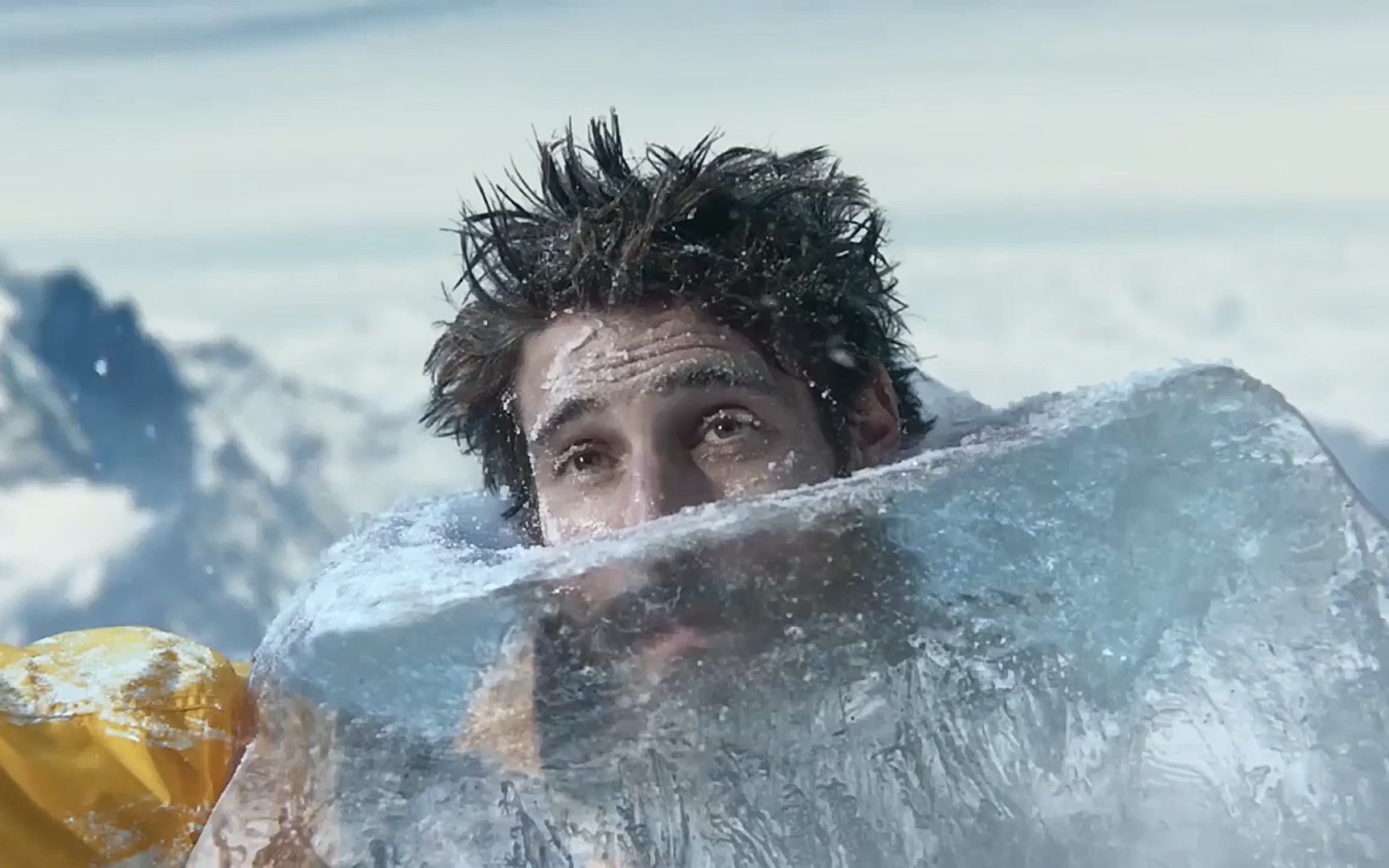 这男人全身结冰,被冻在了珠穆朗玛峰上,搞笑奇幻短片《死不了的男人》