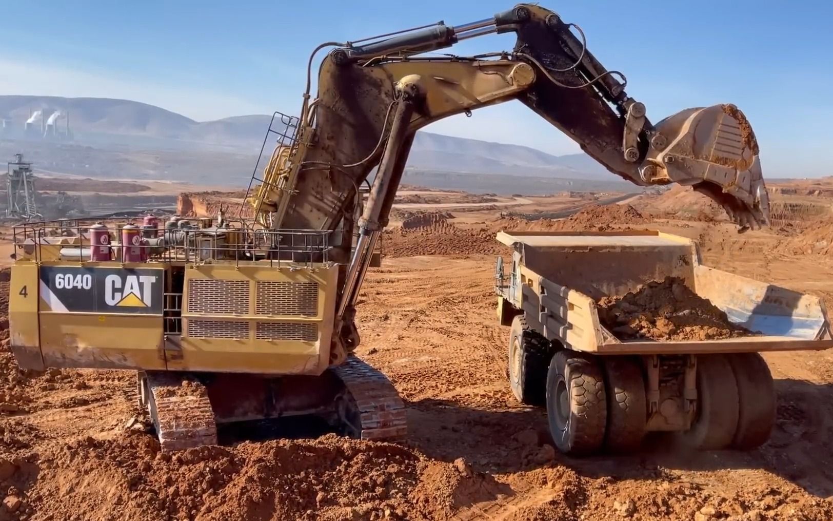 cat 6040挖掘机施工装车