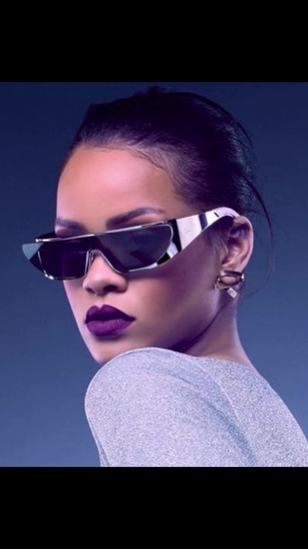 蕾哈娜为她的迪奥系列.