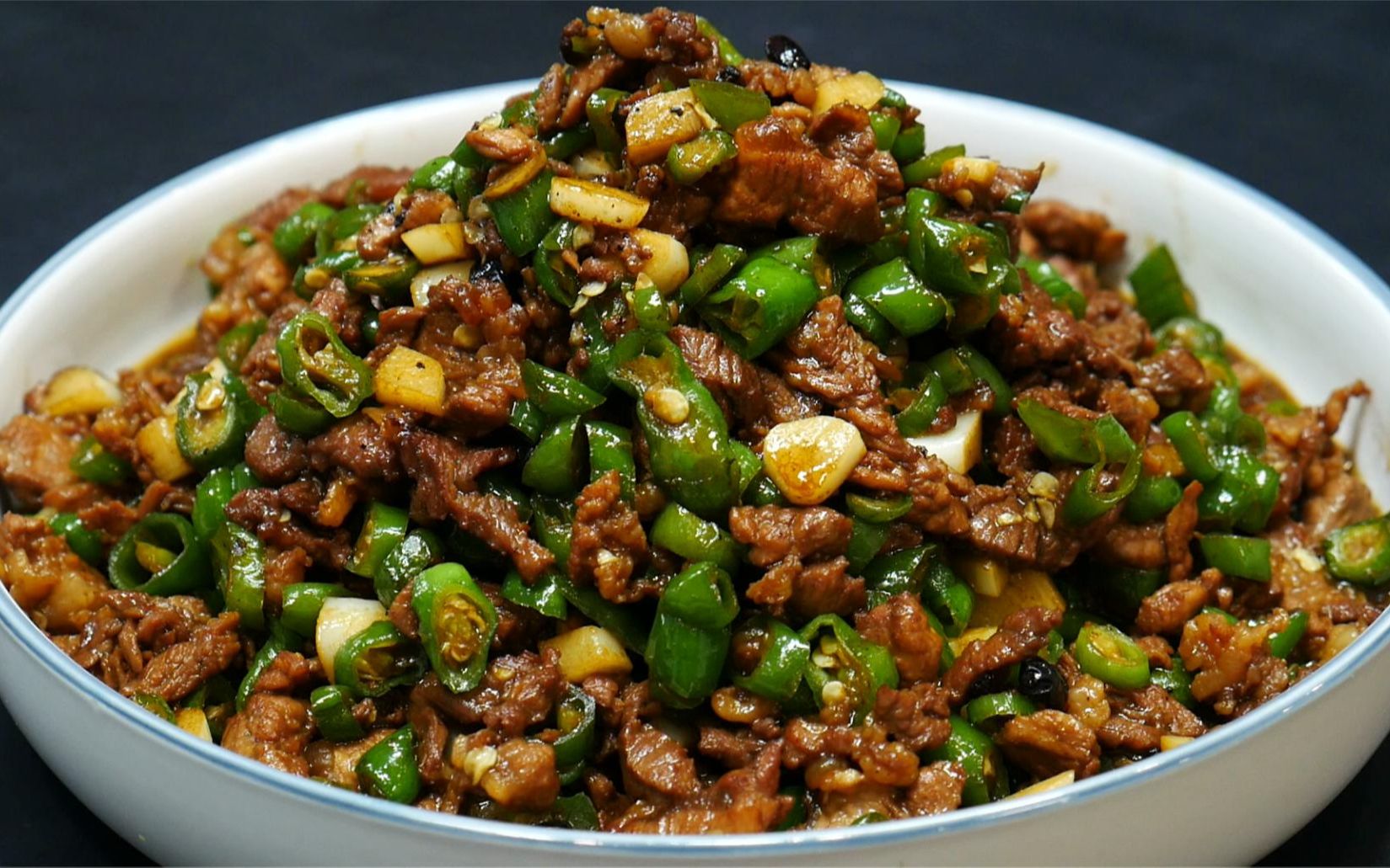 湘菜大厨教你一道"青椒隔子肉",鲜辣爽口,配上米粉能吃三大碗