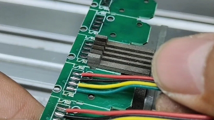 pcb板4条线同时焊,我们的焊锡机,好用的焊锡机.