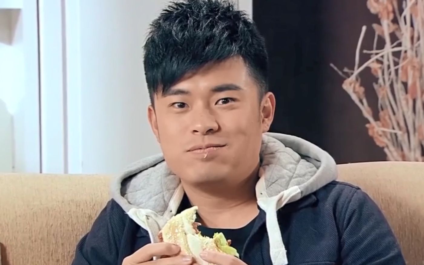 曾小贤"美食"吃播