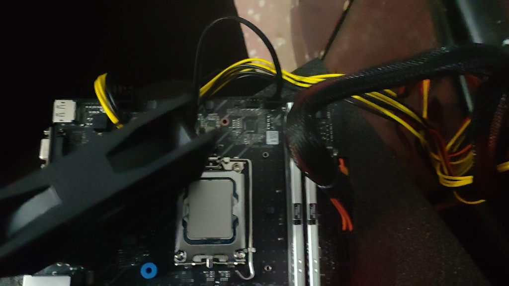 vga一直亮是什么情况啊,显卡风扇cpu风扇都可以工作.