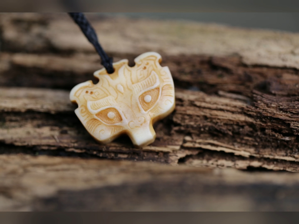 虾夷鹿角材质,面部清秀工整,有凸出有线雕.