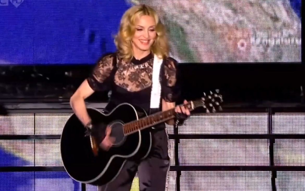 [图]【千里之外】Madonna - Miles Away (Live at Radio 1's Big Weekend) 2008.05.10