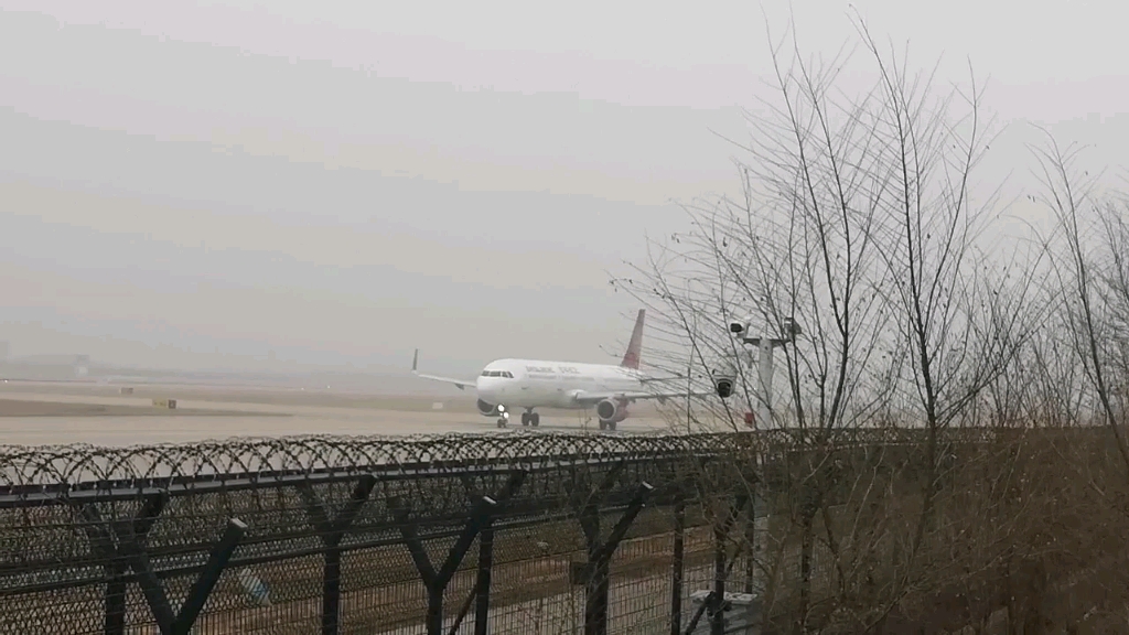 吉祥航空A321211准备从太原武宿机场飞回上海浦东哔哩哔哩bilibili