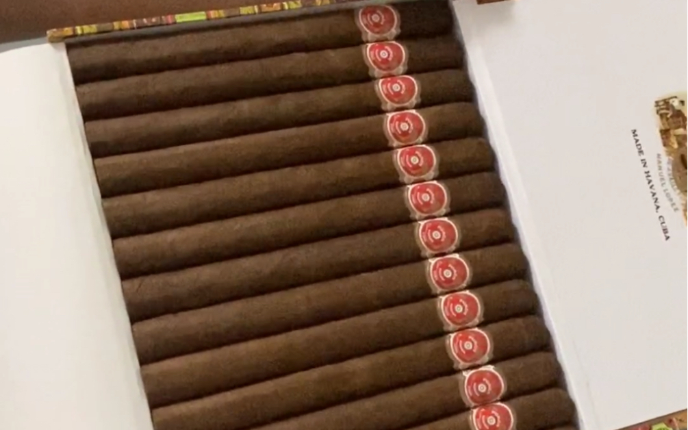 开一盒古巴雪茄潘趣双皇冠