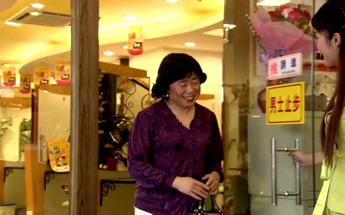 影视:男士男扮女装做美容,场面超搞笑