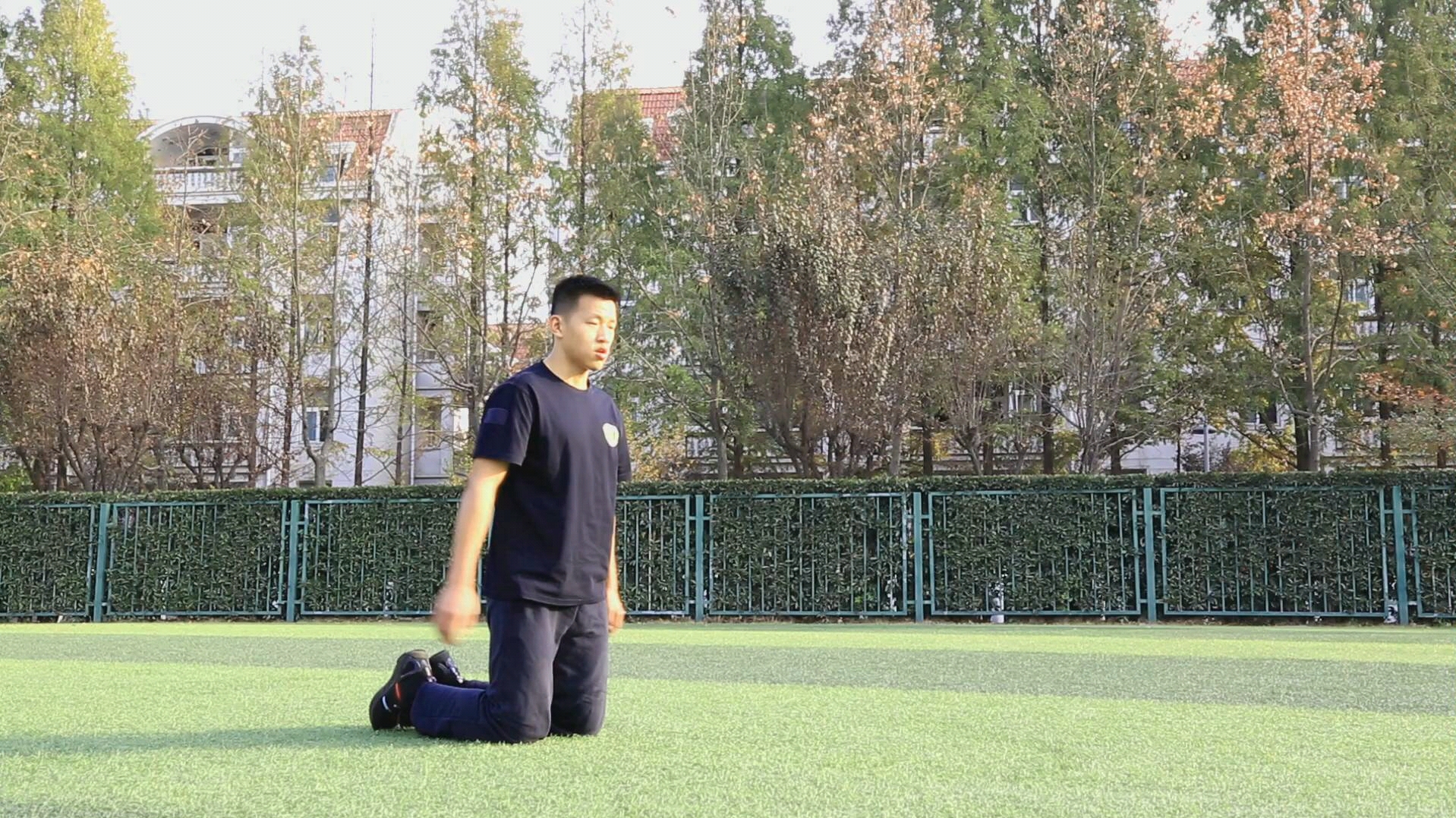 技术动作跪跳起