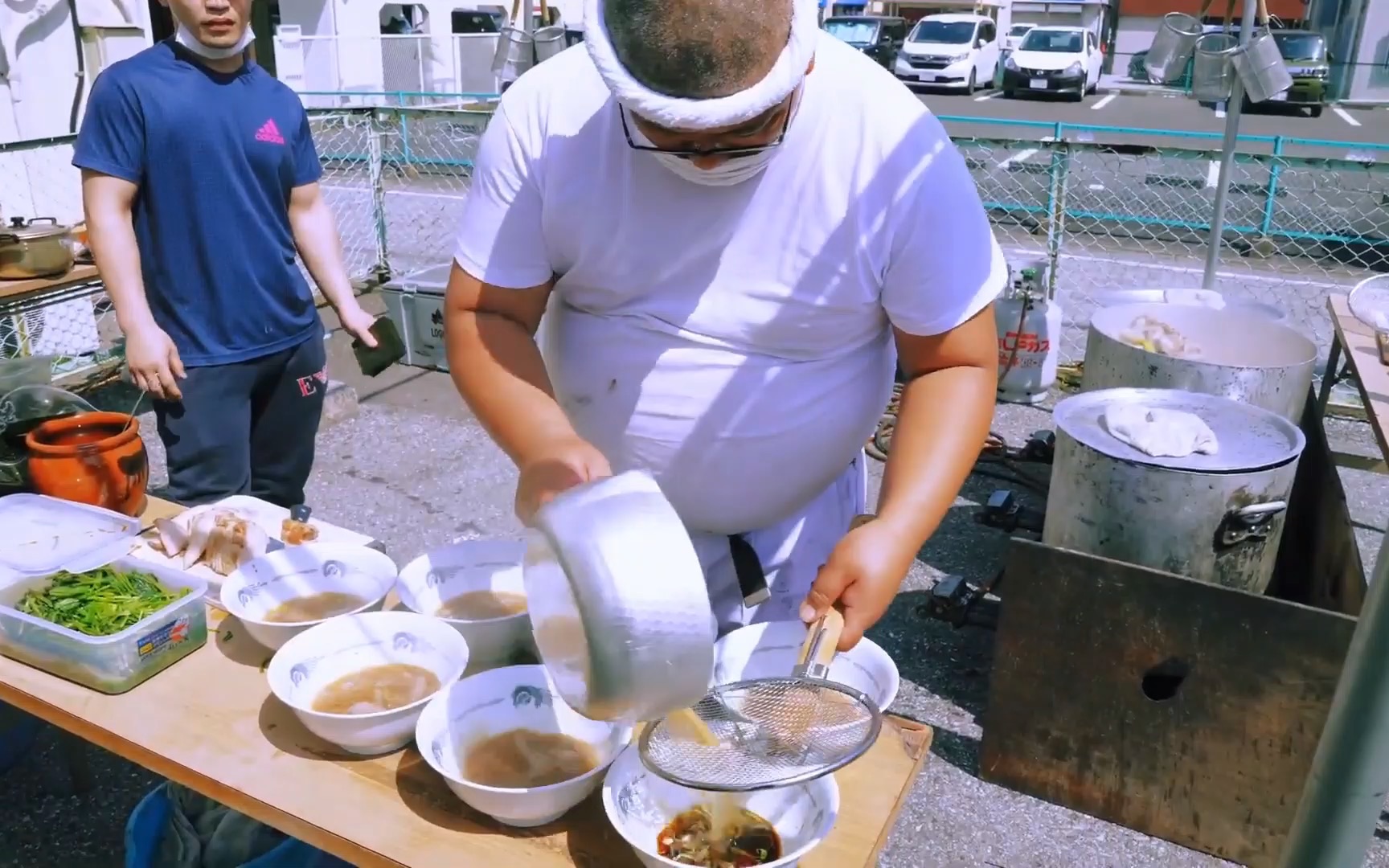 日本美食千叶县人气拉面老板边摆拉面摊边表演