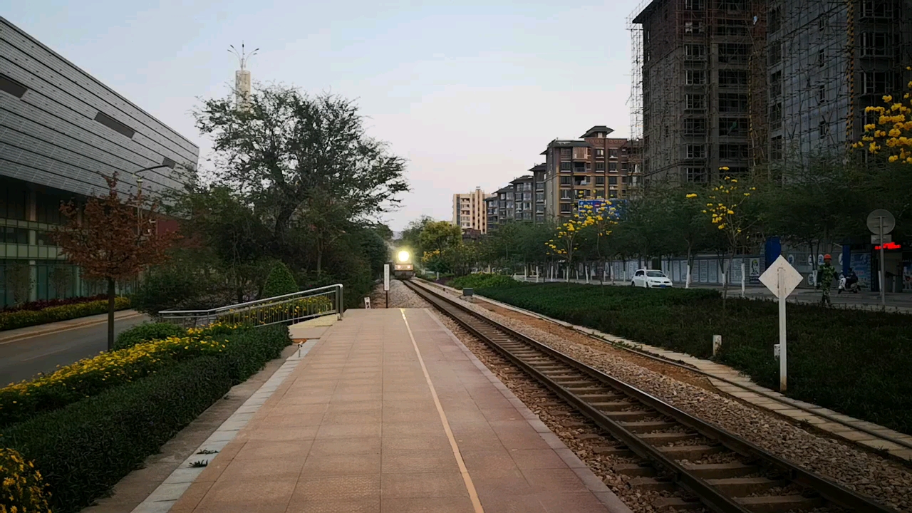 中亚班列东风21内燃机车推挽通过开远市祥云路站!