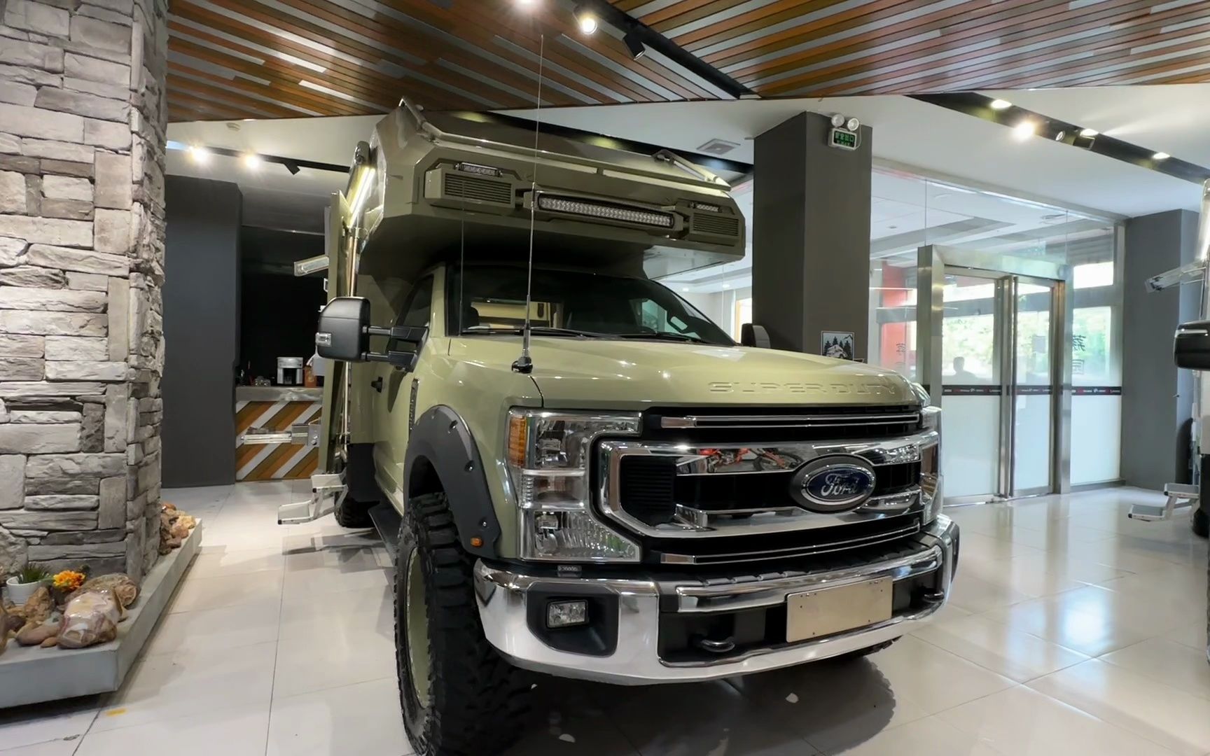 一镜到底看全系最大排量四驱越野房车