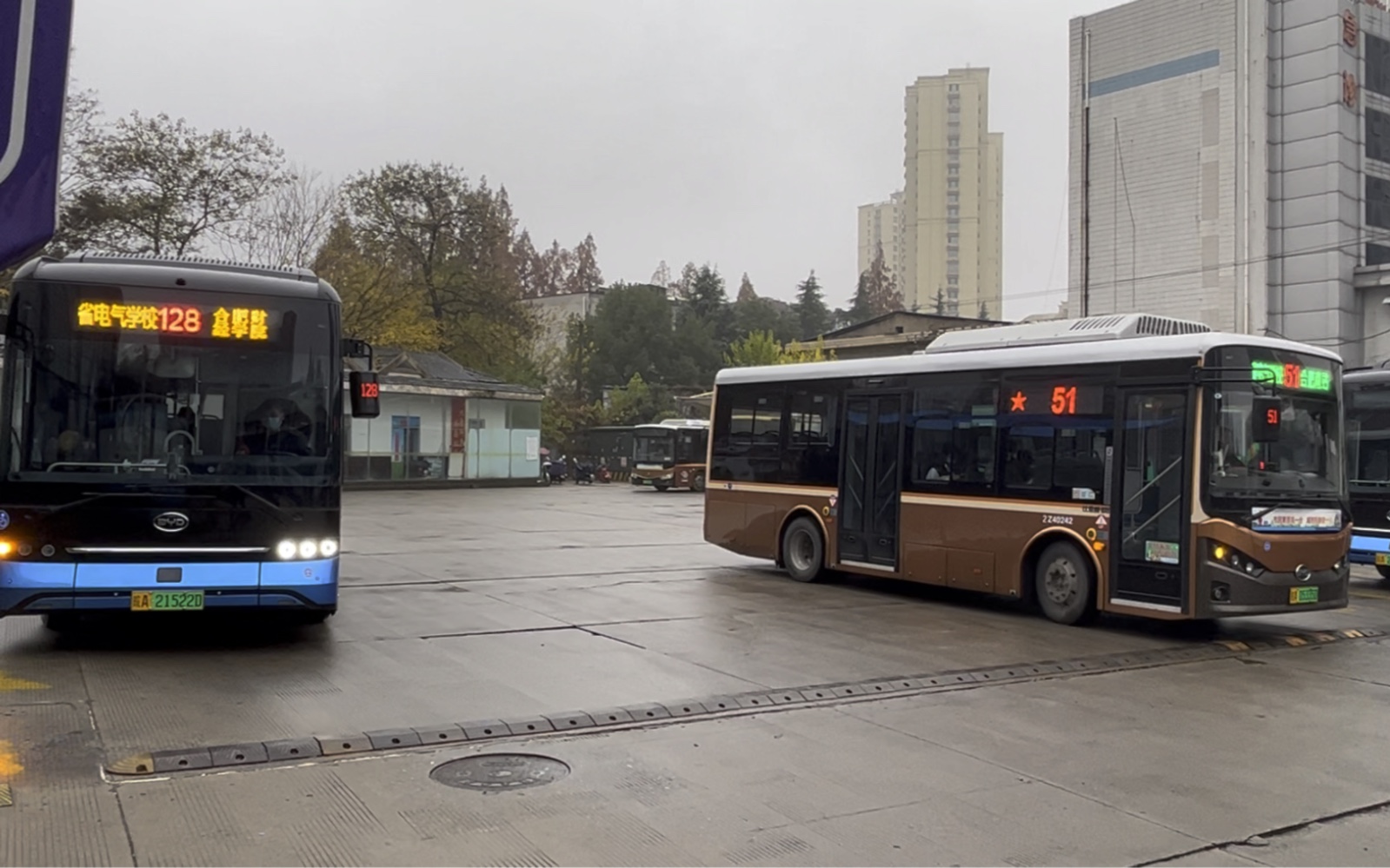 (合肥公交)51路z40242合肥南站方向,128路z40331合肥财经学院方向同时