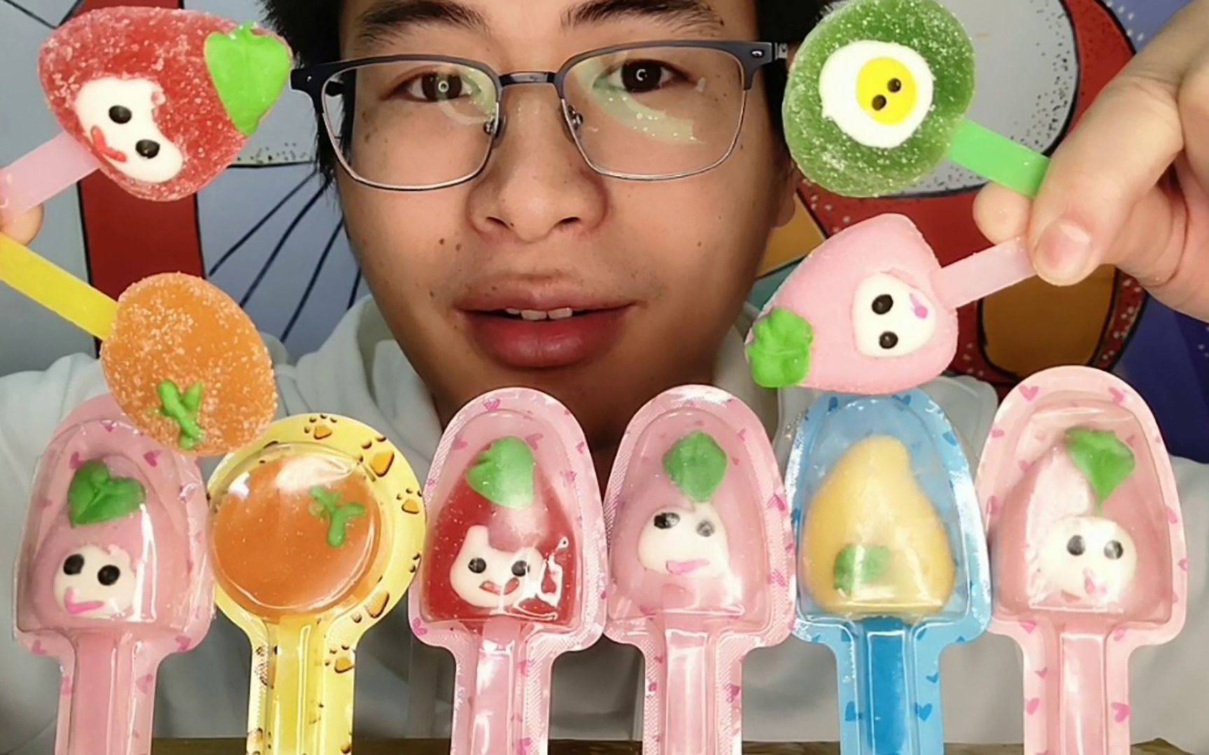 眼镜哥吃趣味水果棒棒软糖草莓苹果和橙子果味酸甜超赞