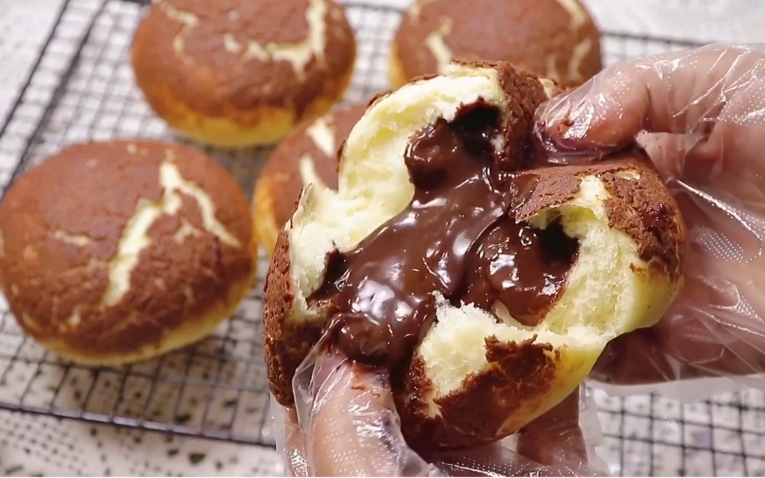 巧克力控的最爱脆皮爆浆面包可可脆皮加上柔软的面包体一口气能吃俩