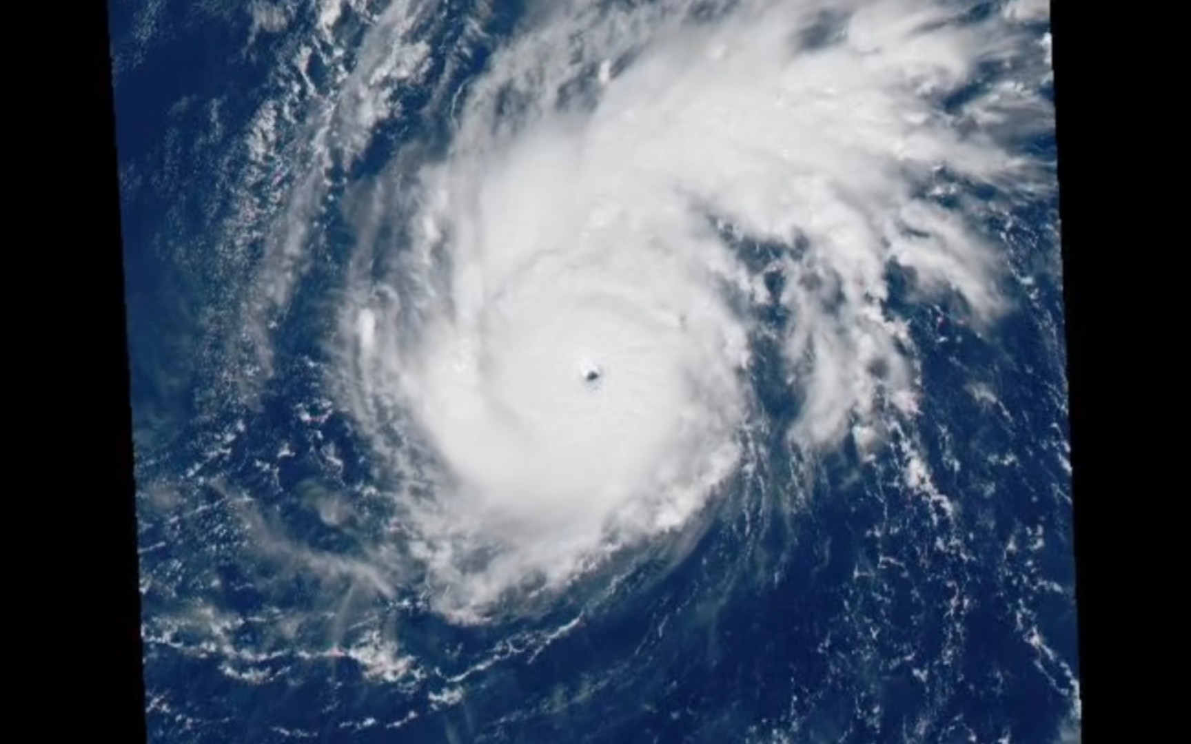 超强台风天鹅(2019)全程卫星云图