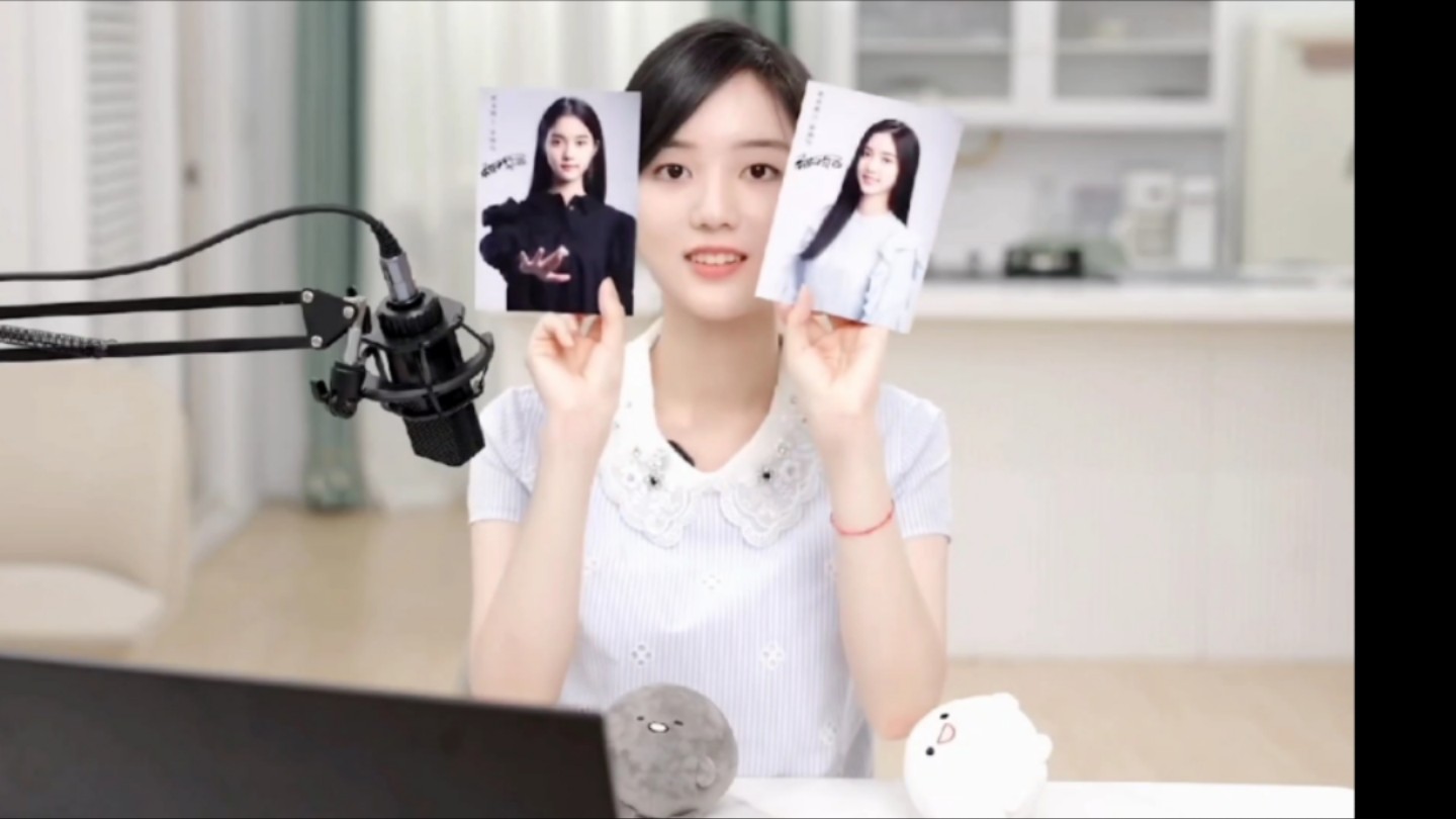 直播太不容易了,鹰姐太伟大了!说完便拿起自己签名照开始卖萌,可爱捏!