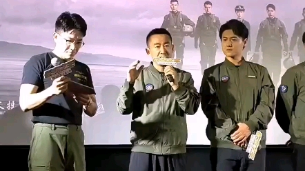 【长空之王】路演《刘晓世》导演科普歼16被鸟撞碎侧面玻璃之后,为什么机舱内没有风?根据《流体力学原理》:前挡风玻璃完好把风挡在挡到机舱以外...