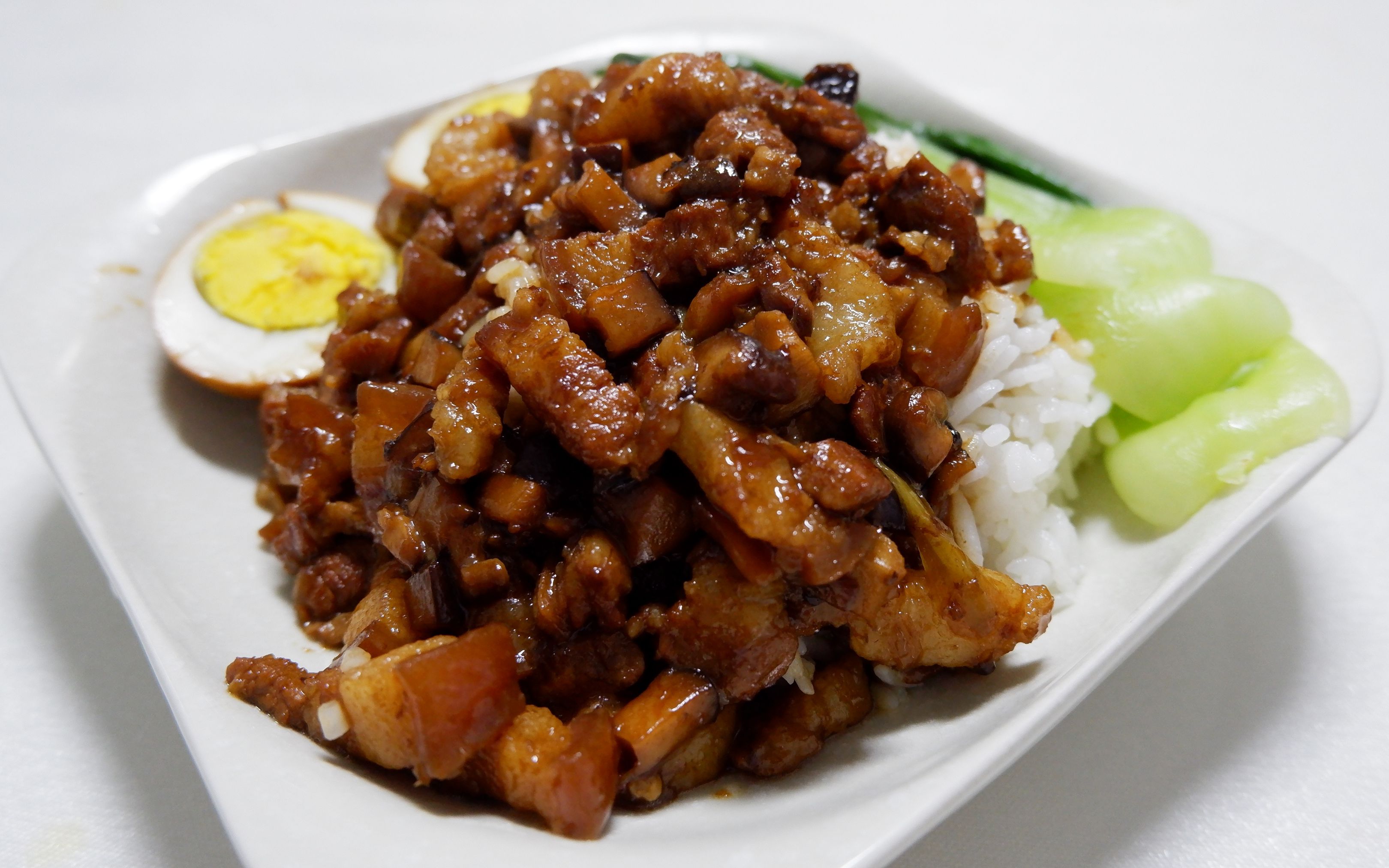 自己在家做卤肉饭,学会一招卤肉做的浓香给力,吃起来太过瘾了!