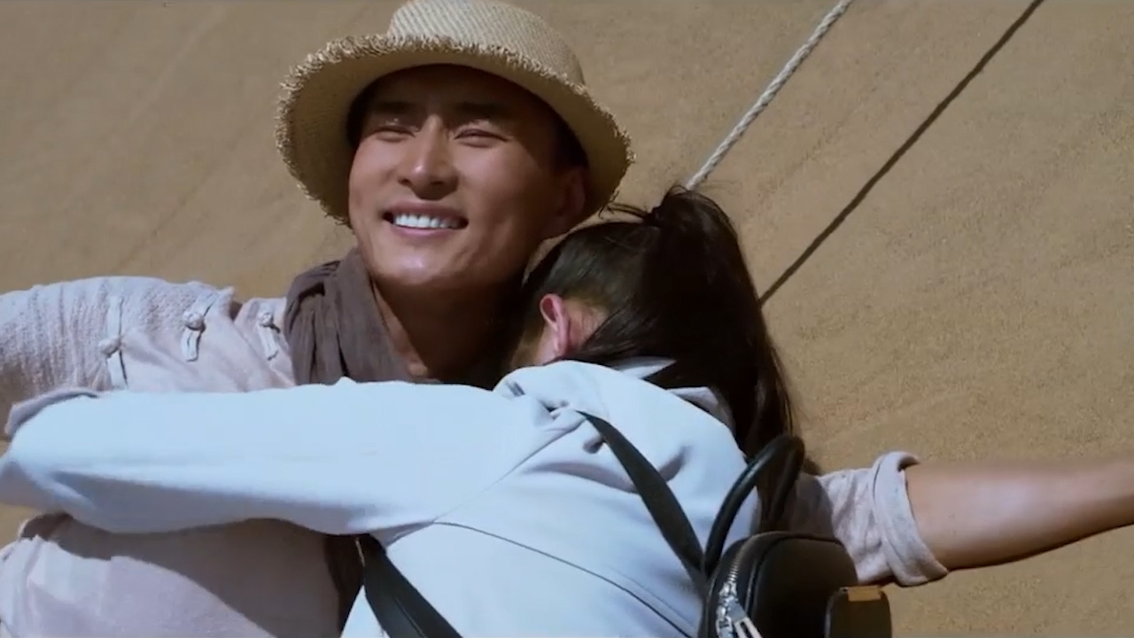 宝贝特攻:女子滚进流沙之中,男人英雄救美,趁机使坏占人便宜_哔哩哔哩