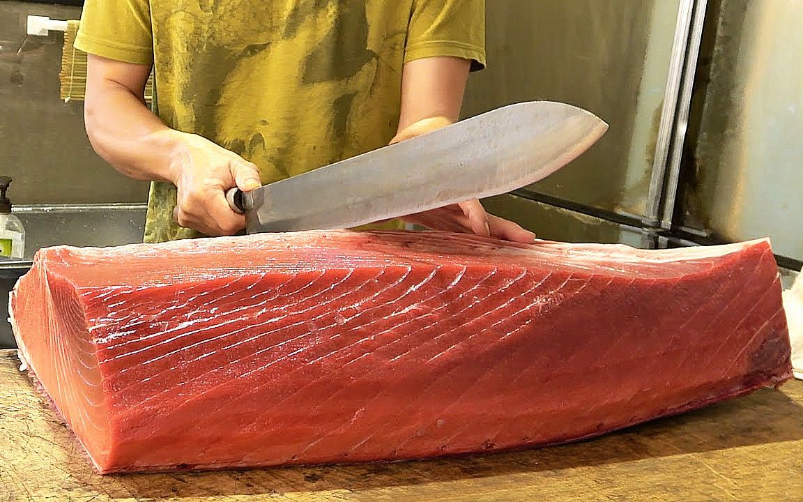 【切鱼】锋利的刀熟练快速切割蓝鳍金枪鱼 | itravel