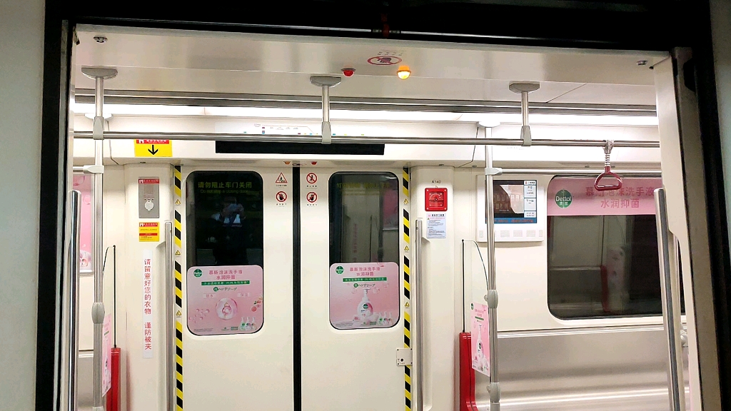 广州地铁早高峰时厦滘车段加车进入厦滘站