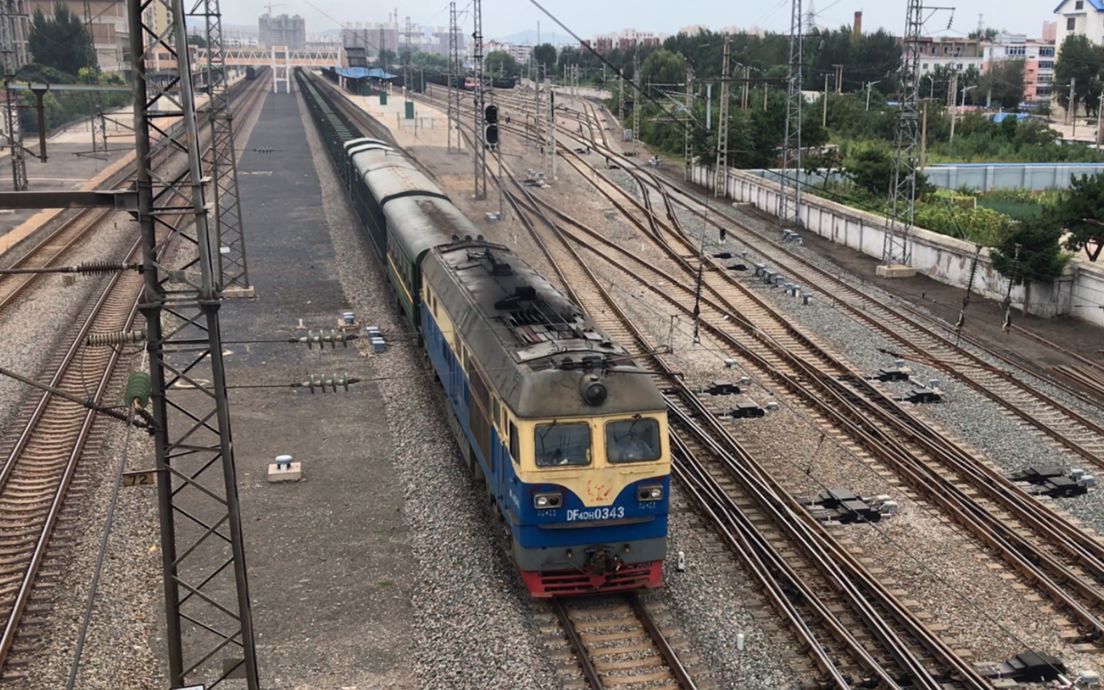 京哈线下行 沈局辽段df4dh0343牵引57815次长钢轨运输车铁岭站1道发车