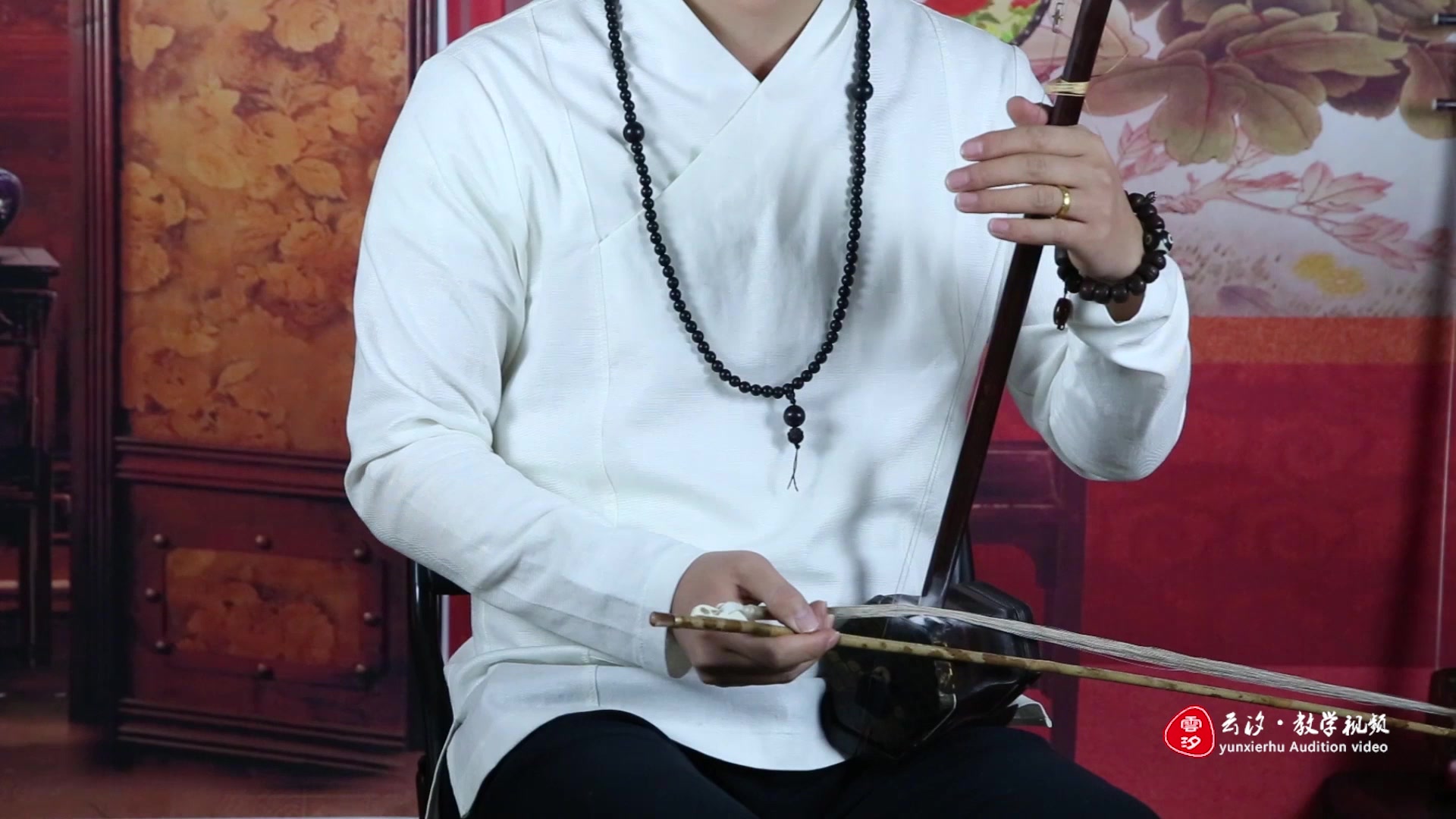 二胡持琴持弓的小技巧,易谦云汐教你如何快速持琴持弓!