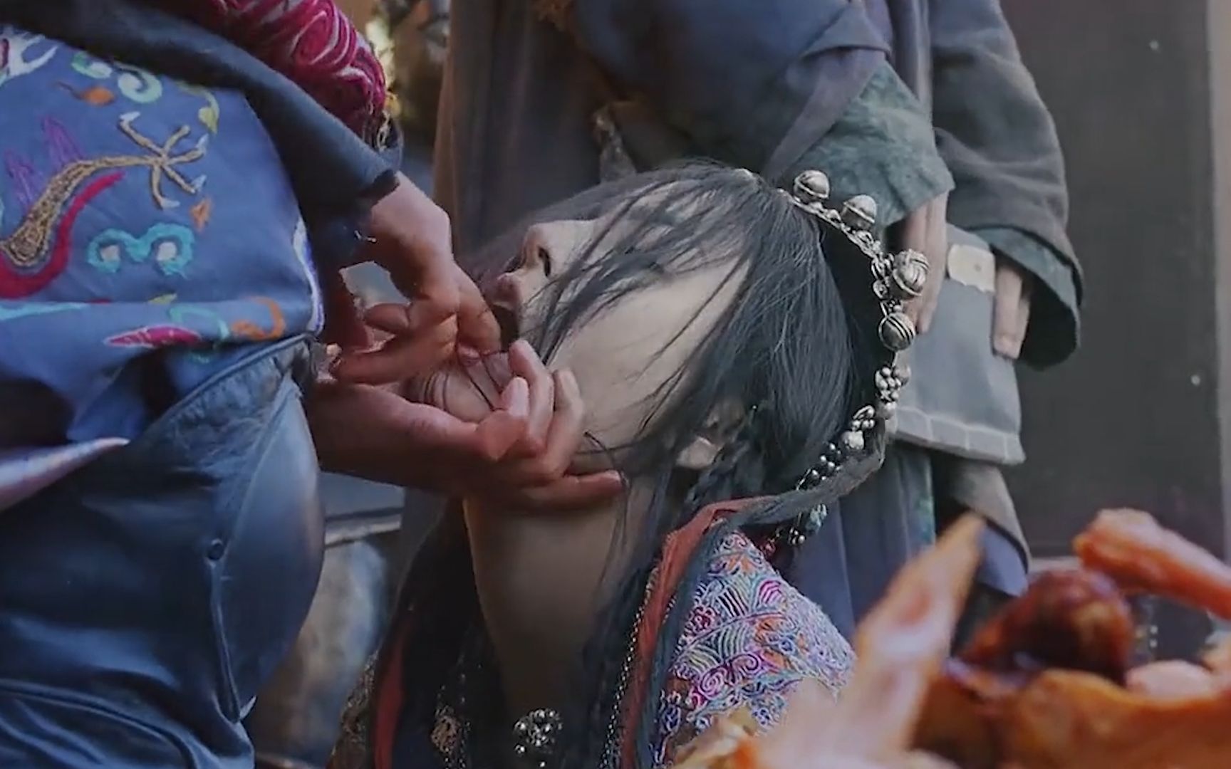 雷哥这股子狠劲一般演员真的很难驾驭下手也狠猛扣女孩嗓子眼