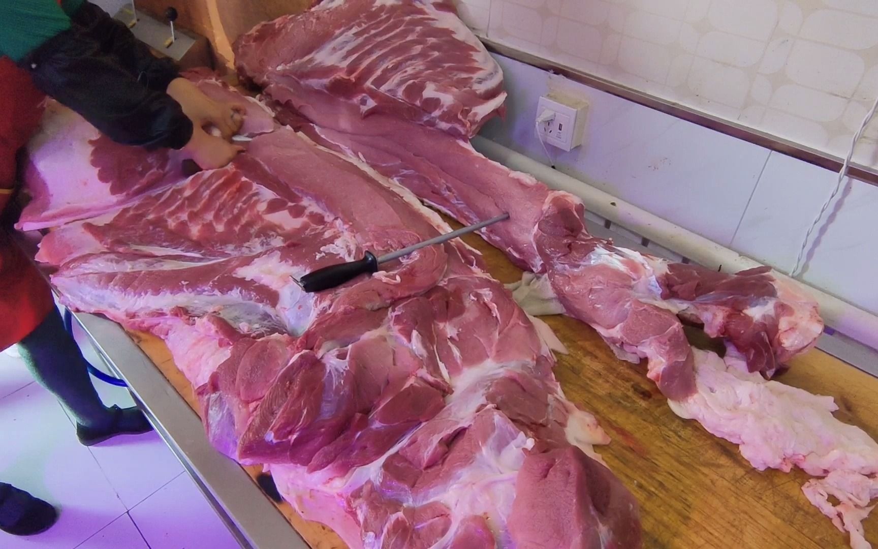 实拍:包头猪肉跌价太吓人,看看9月7日卖多少钱?真的大吃一惊!