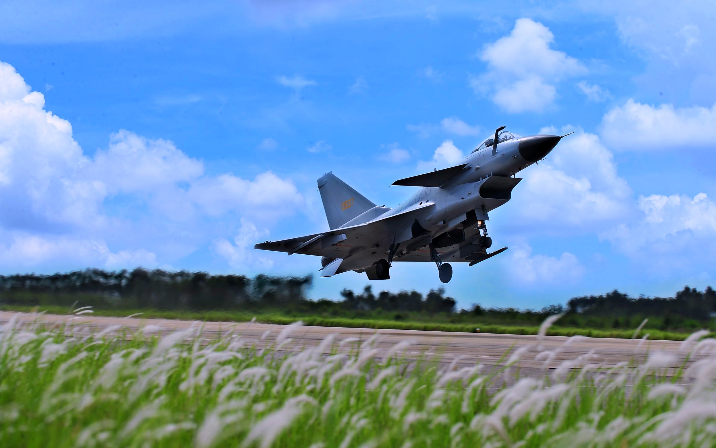 乱砸键盘的某三刀一个萌新的试飞歼10猛龙战斗机