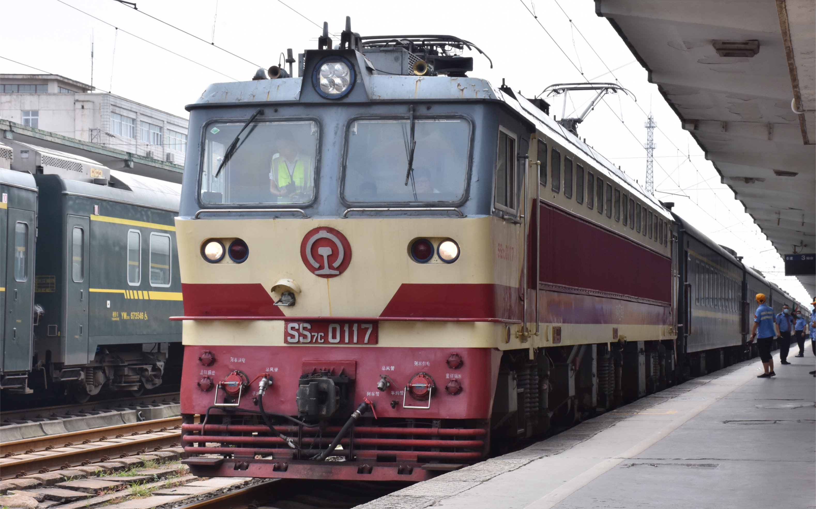 【初见大脸猫】西局西段ss7c0117牵引k5464次西安站发车