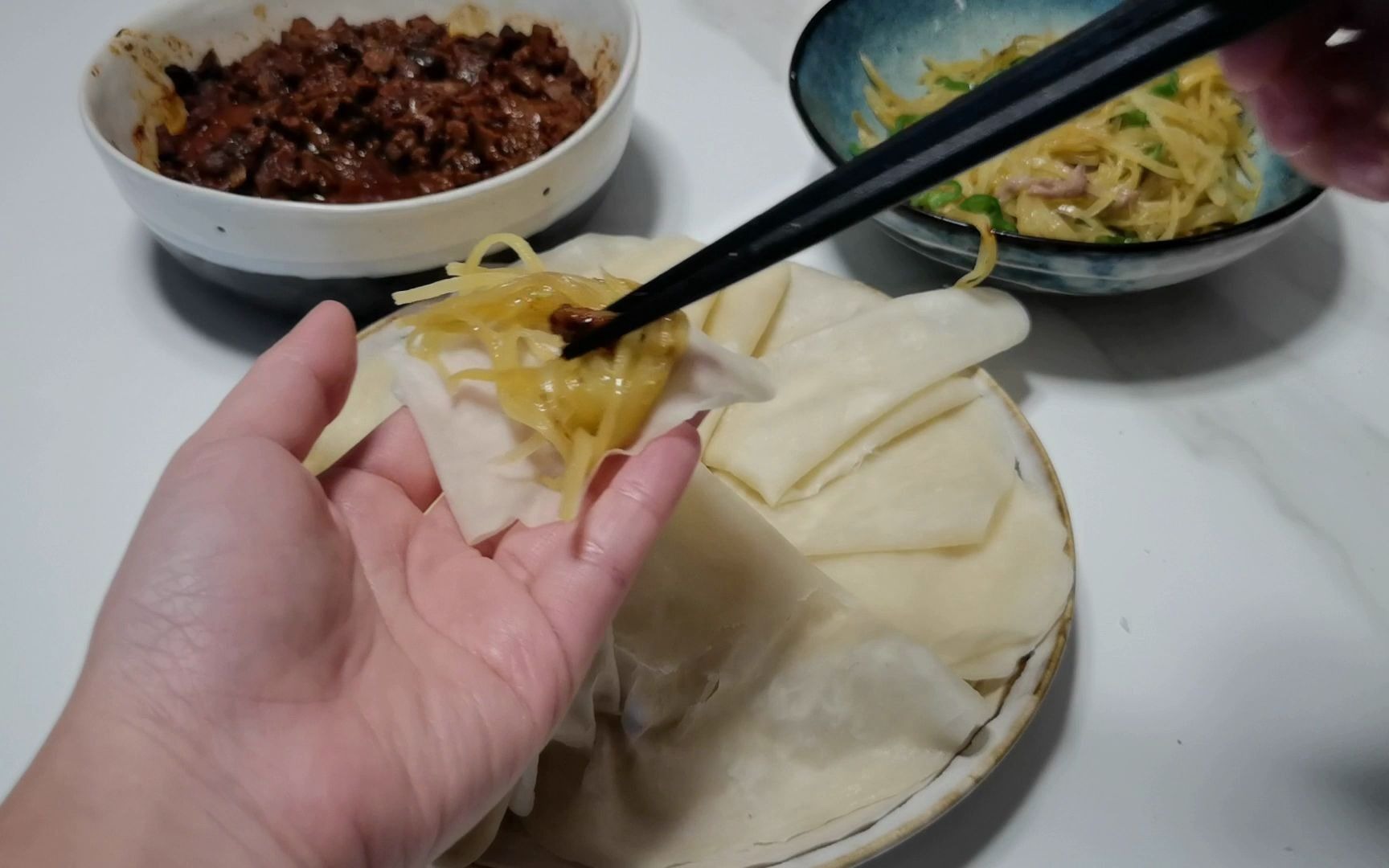 在家里也可以轻松搞定的筋饼,卷上土豆丝,一口真的超满足!