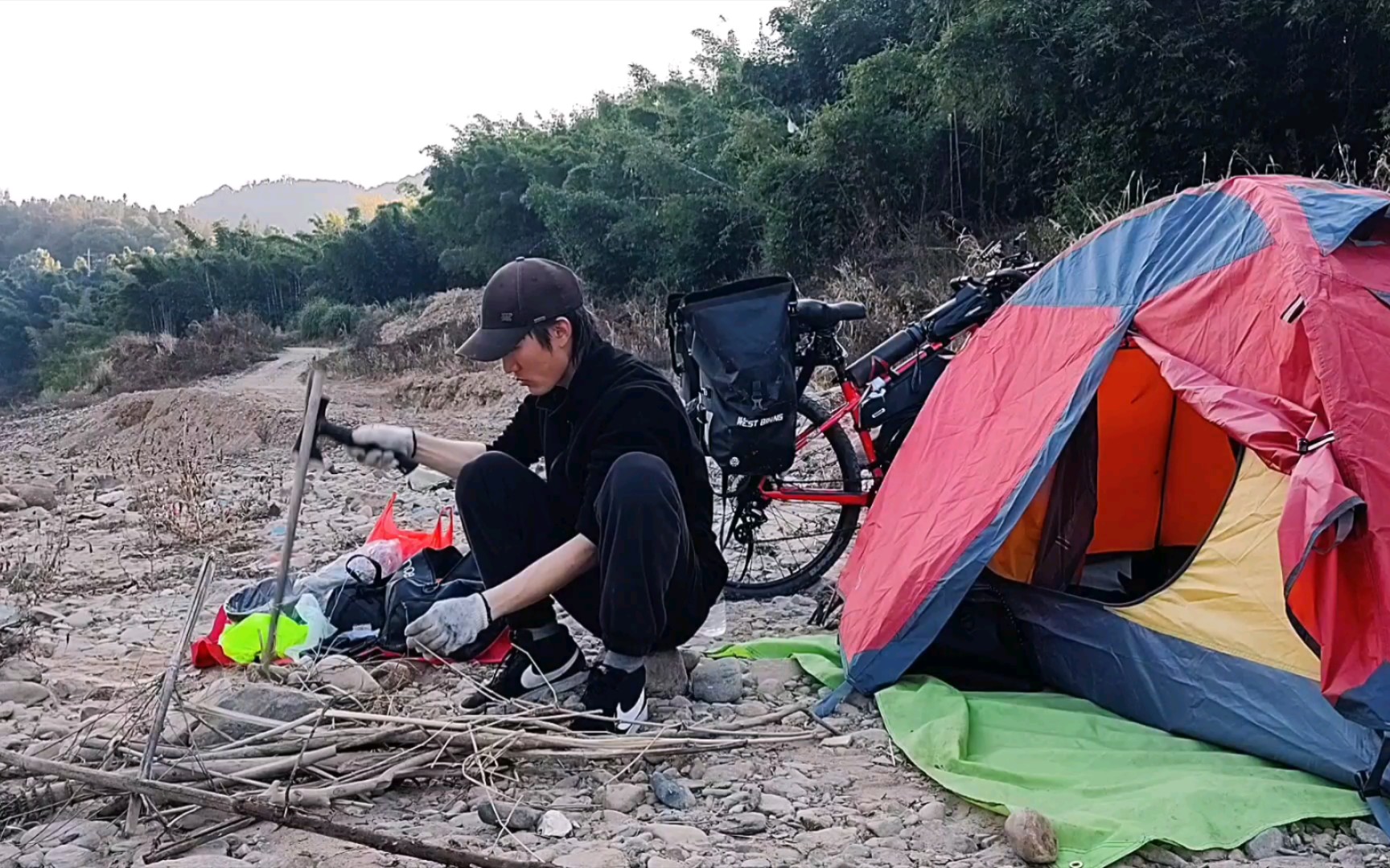 [骑行中国第54天] 骑行福建被骑友投喂 露营河边生火做饭非常惬意|骑行|露营哔哩哔哩bilibili