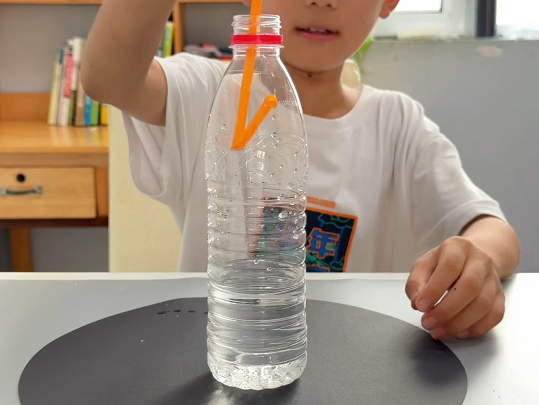 科学小实验,吸管提瓶子,你知道这是什么原理吗?快来和孩子一起试试吧