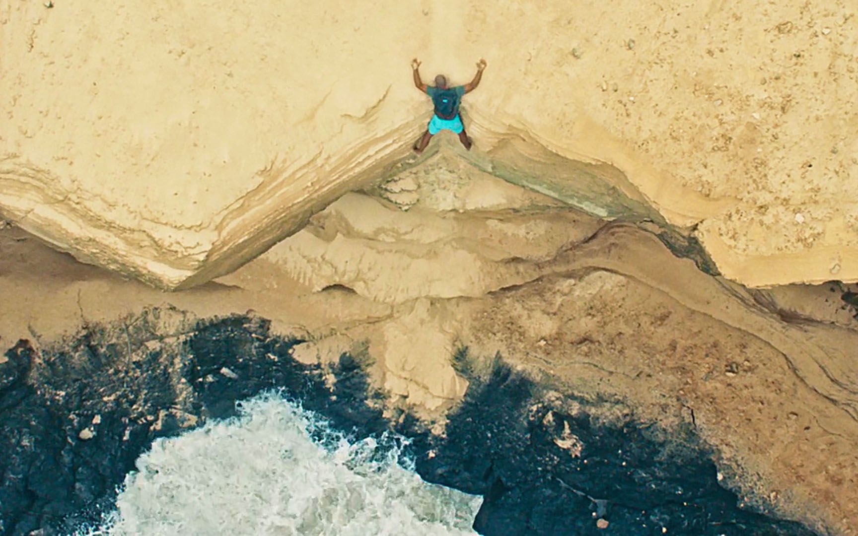 男子被困30米高悬崖稍加动弹就会跌入万劫不复的深渊