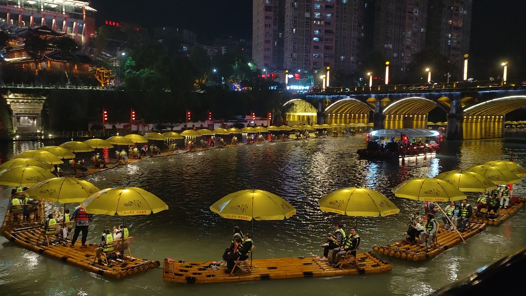 恩施宣恩县城夜景贡水河夜游竹筏排超酷的