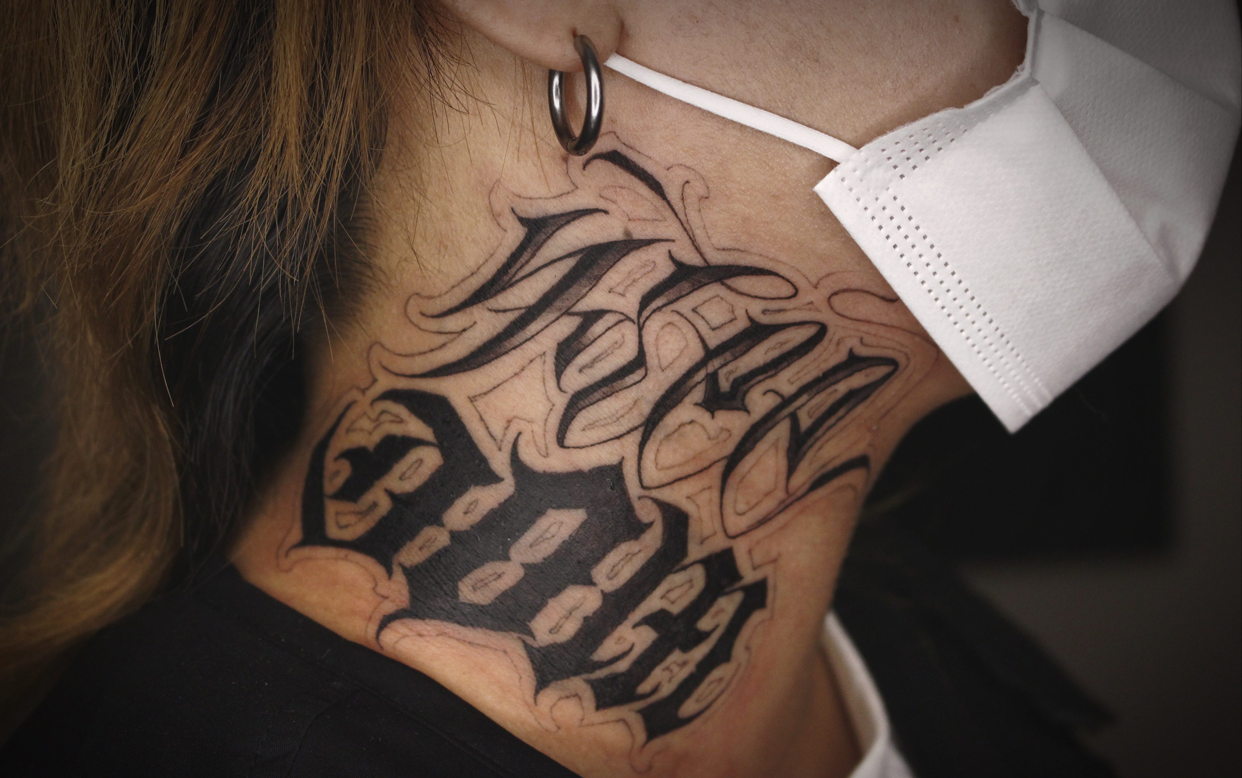 真正的自由人才敢纹「花体字纹身」脖子