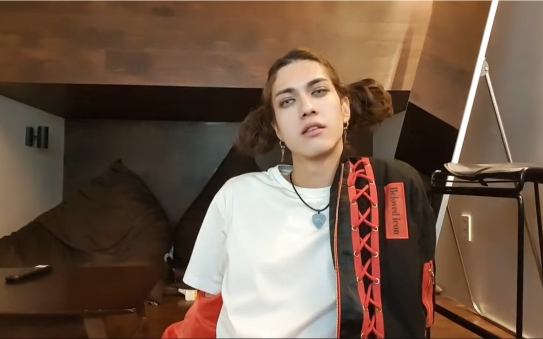 victordrum尊的油管直播20200325p1扎了小辫的victor