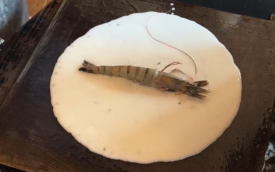 日本街头美食,这只虾死的太惨了!