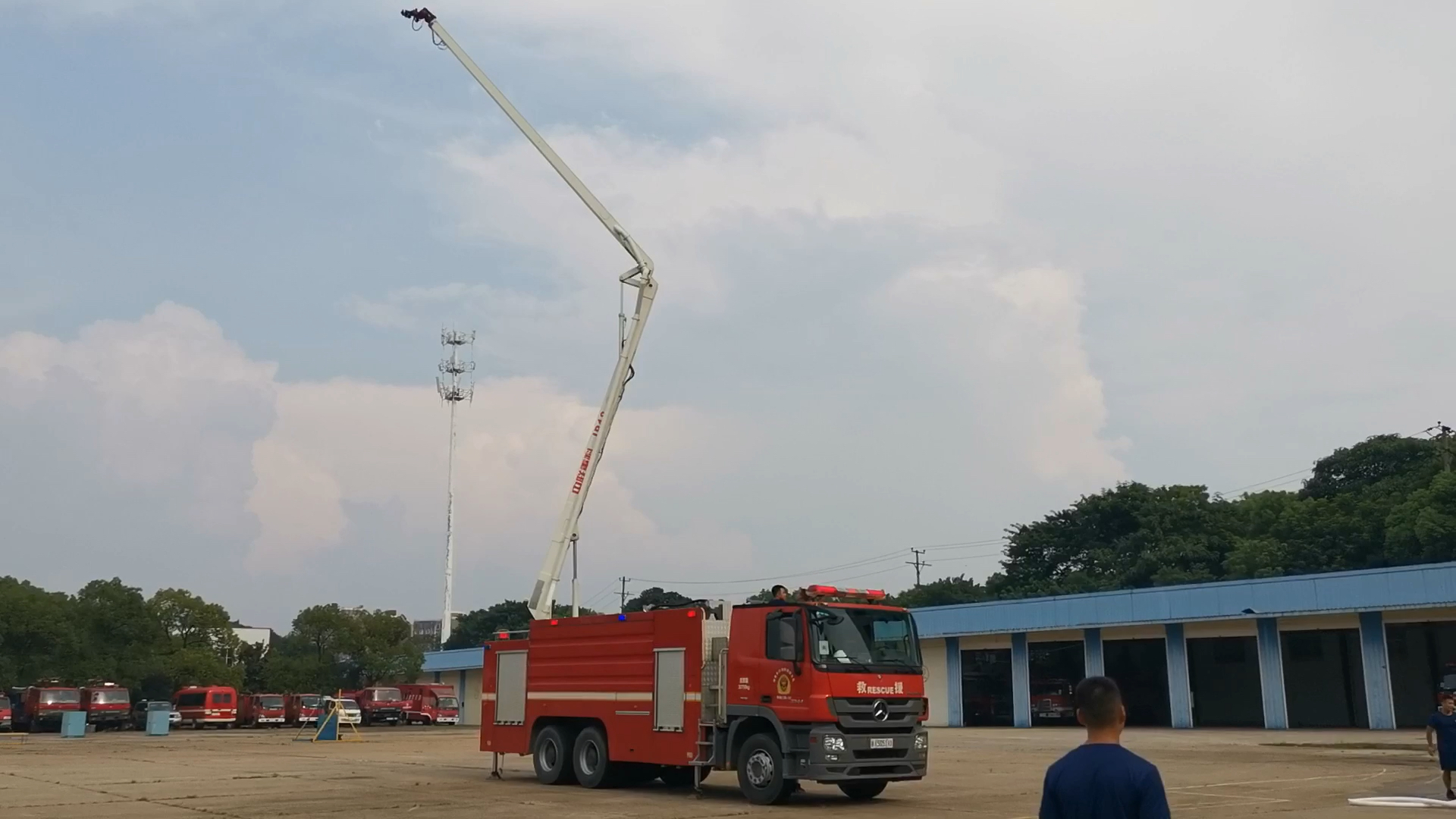 中联重科18米高喷消防车高处喷水测试