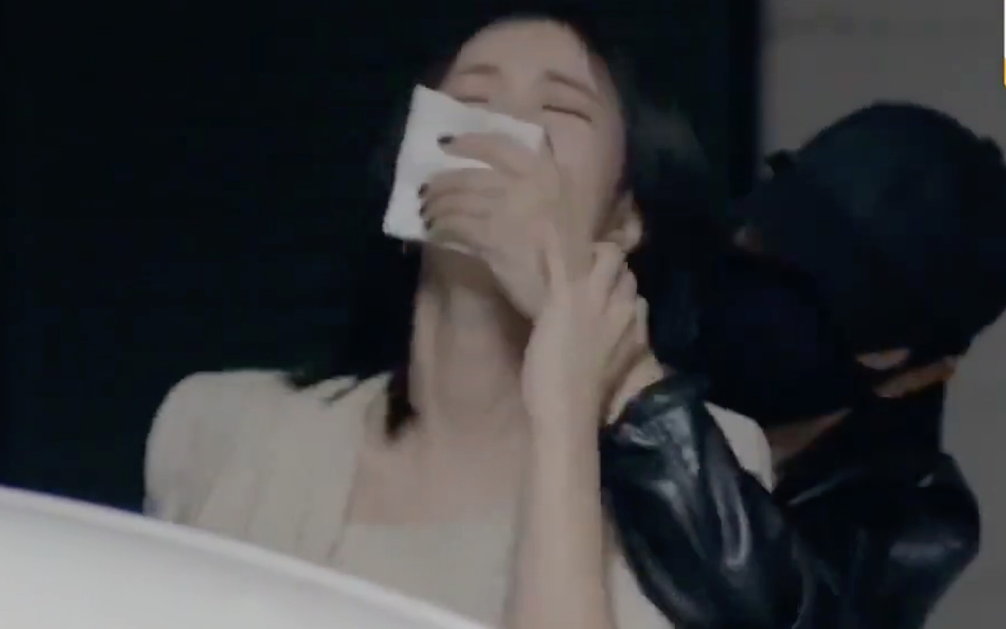 韩剧 美女在车库被恶毒女捂晕装进车里带走