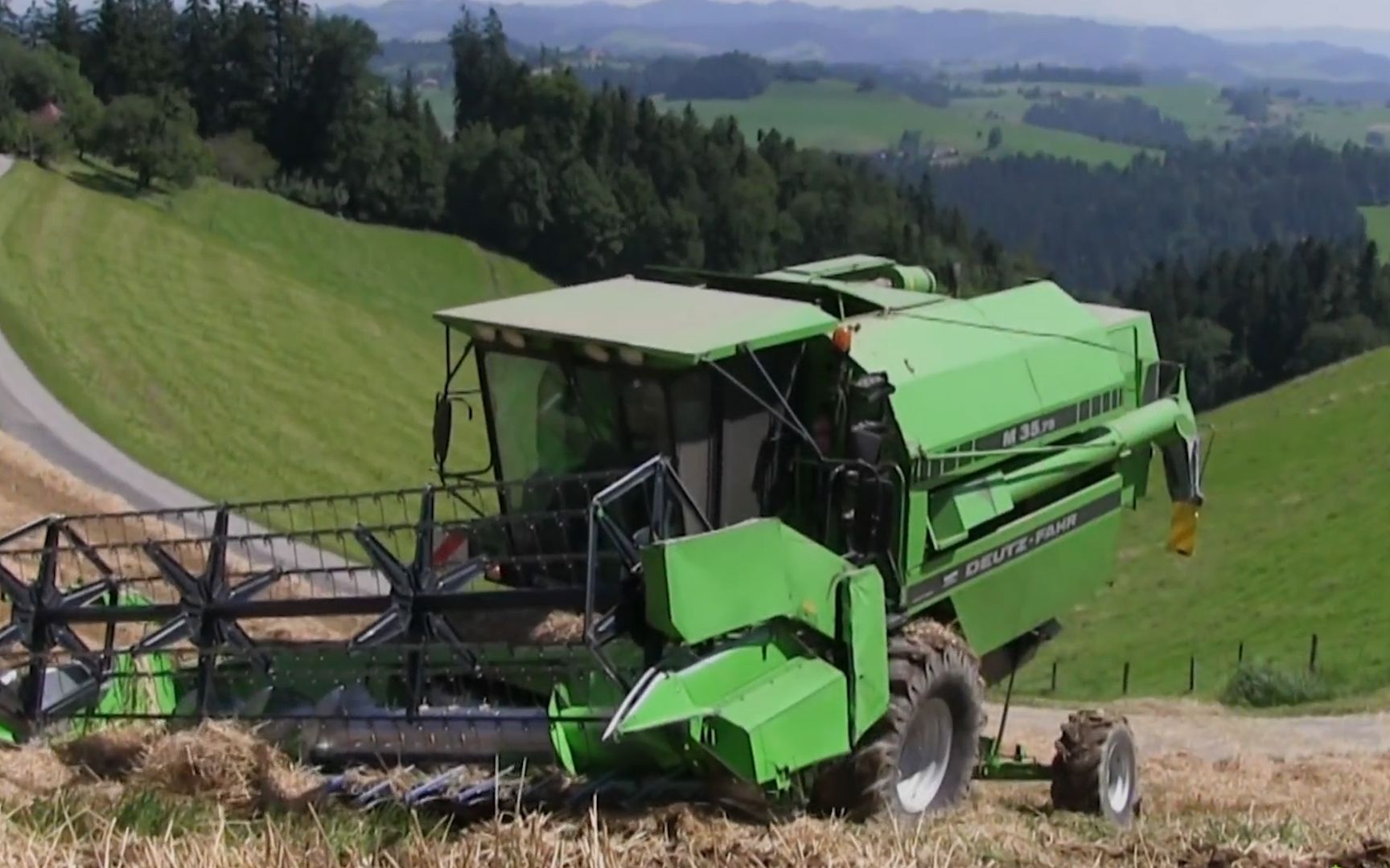 德国人发明山地收割机,60度陡坡轻松作业,尾部直接翘起来