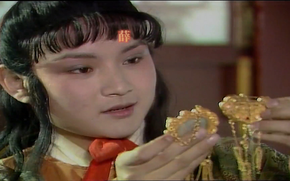 " 薛宝钗羞笼红麝串""蒋玉菡情赠茜香罗"