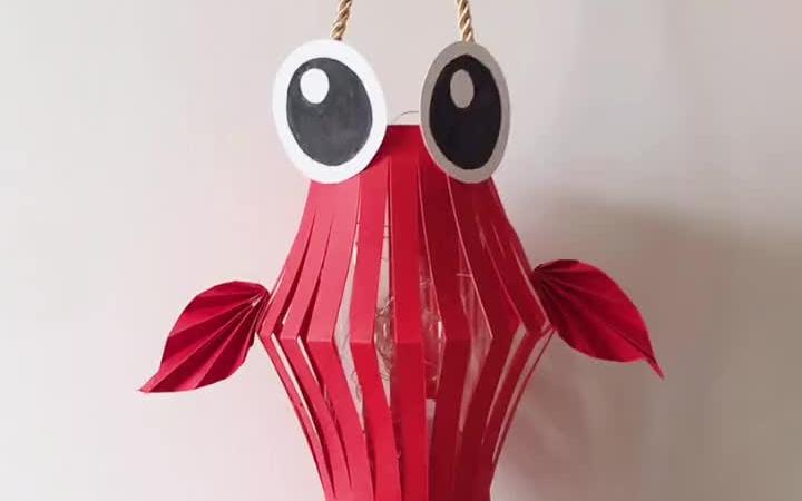 马上过年啦用矿泉水瓶给孩子做个好看的金鱼灯笼吧寓意年年有余简简单