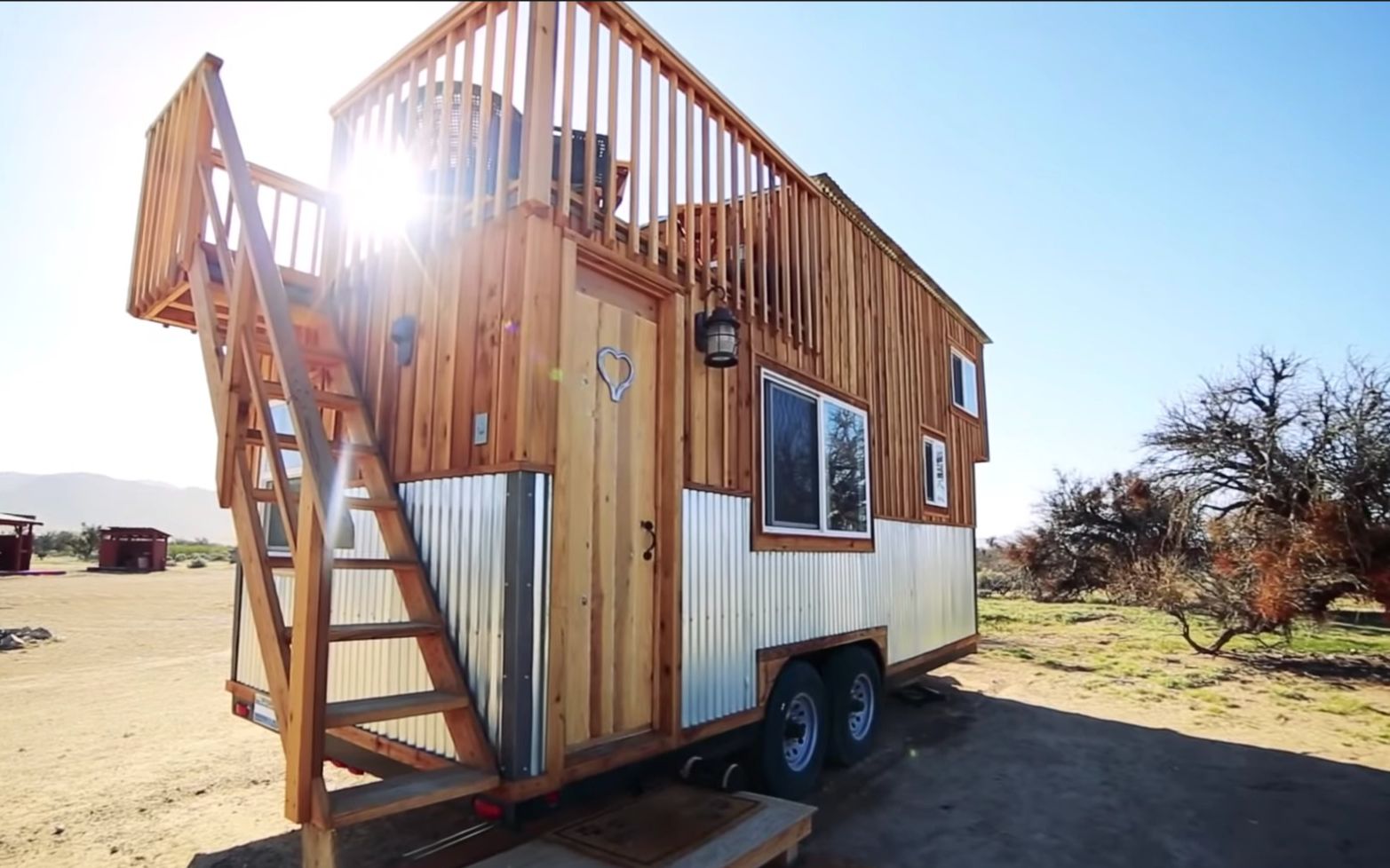 治愈生活09旷野印象荒漠中的木制露台房车