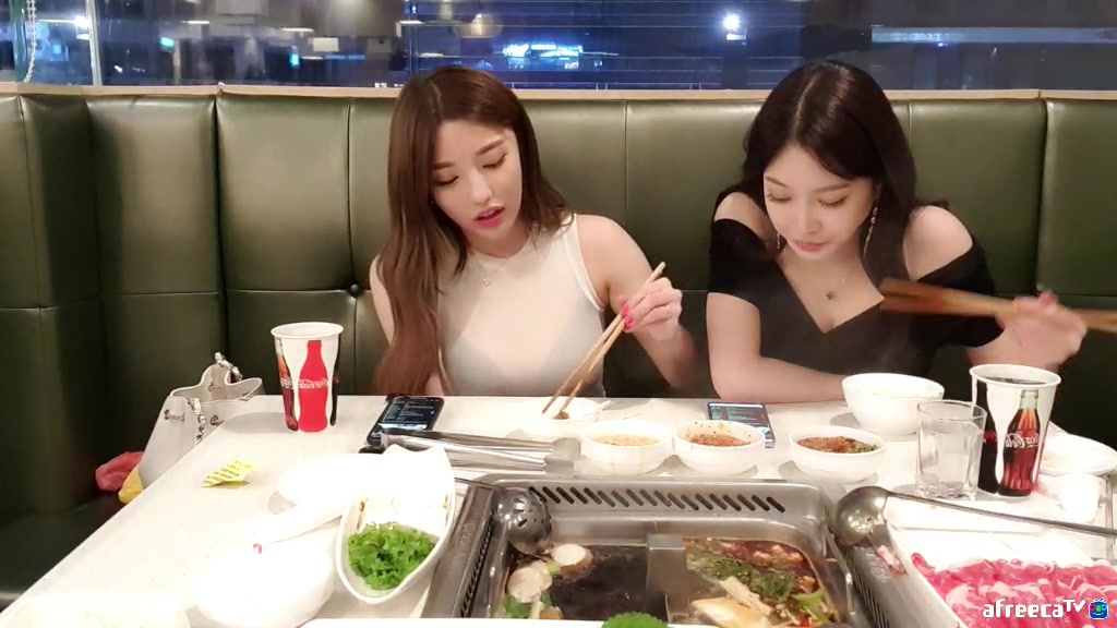 韓國女主播bj智媛和閨蜜吃飯食物與主人一起比大小系列