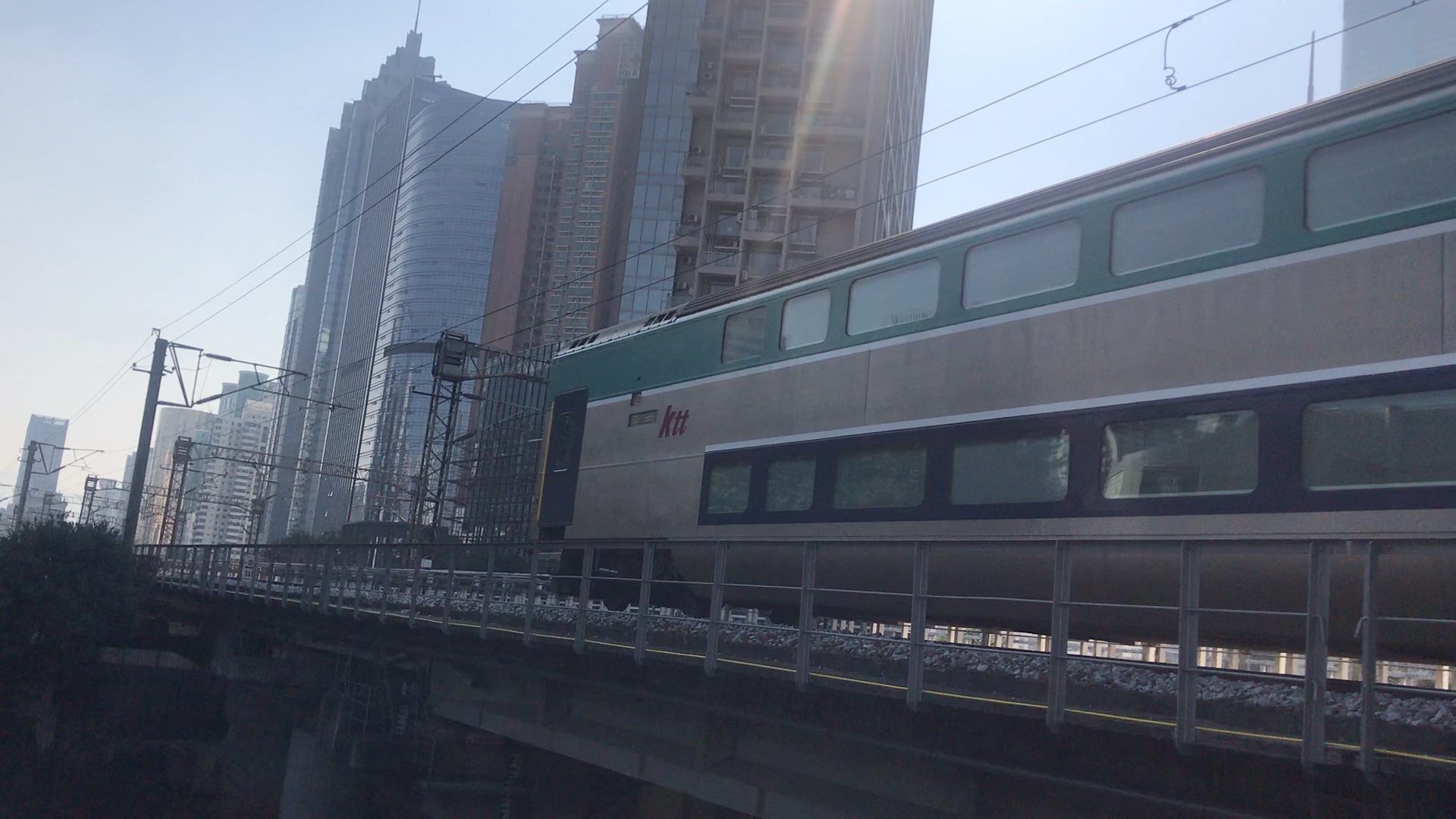 单头港铁ktt通过深圳老街