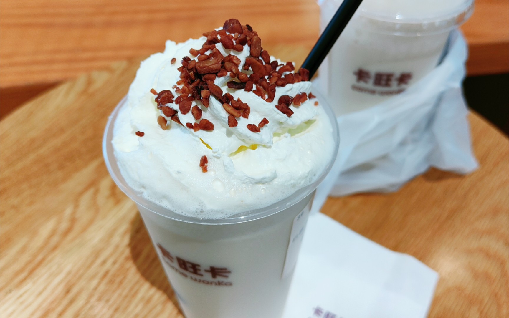 【卡旺卡】18元一杯的"白桃乌龙鲜奶茶",上面的坚果碎真的很好吃,可以